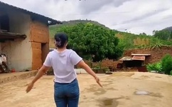 架起校花雪白的玉腿白丝